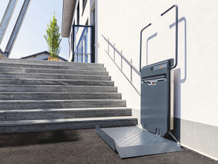 Plattformlift auf einer geraden Treppe im Außenbereich mit zweiröhriger Fahrbahn und Zahnradantrieb für Rollstuhlfahrer.
