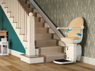 Sitztreppenlift auf einer geraden Treppe mit Zahnradantrieb.